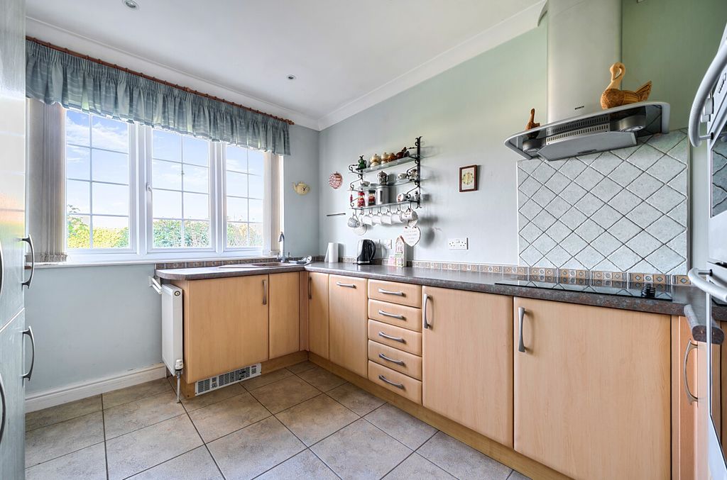 Property photo 2 of 9 Kitchen