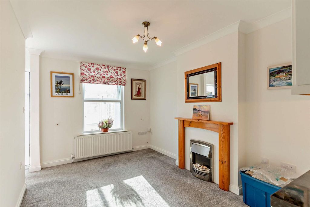 Property photo 2 of 11 8666424-Interior08-800.Jpg