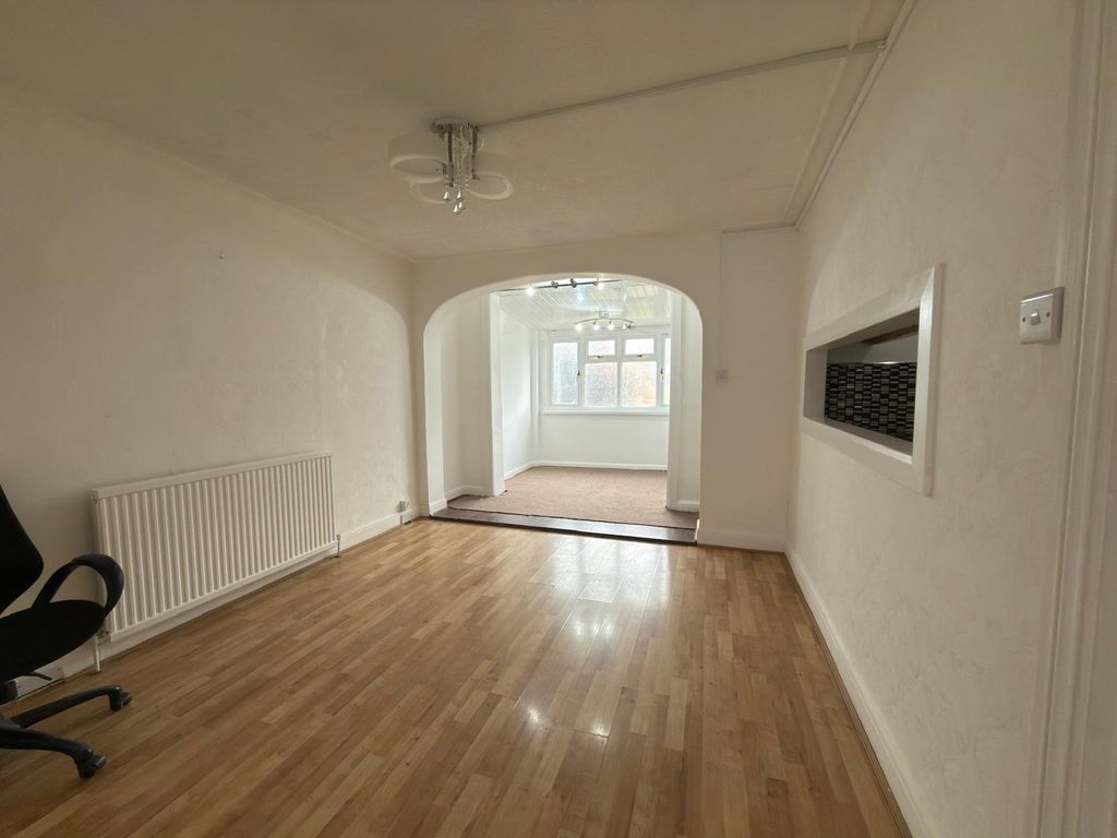 Property photo 1 of 14 Four Bedroom House Ideal For Working Families- Chadwel Heath