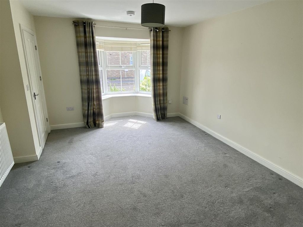 Property photo 3 of 8 Bright Spacious Bedroom With Large Bay Window...