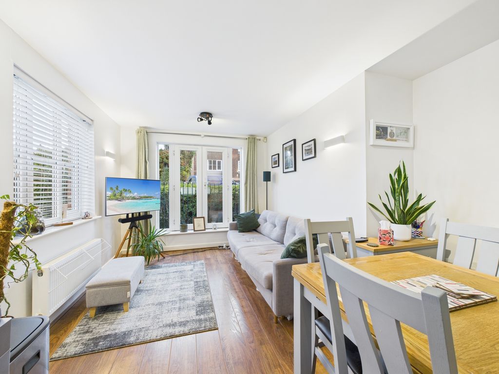 Property photo 3 of 13 Cam04018G0-Pr0396-Still009