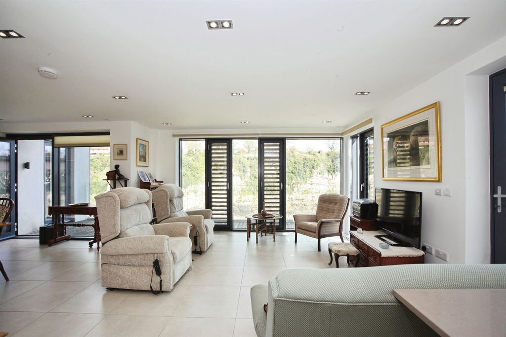 Property photo 2 of 31