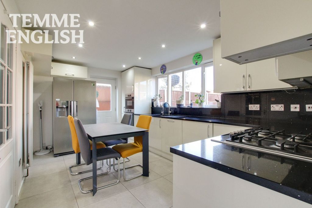 Property photo 3 of 27