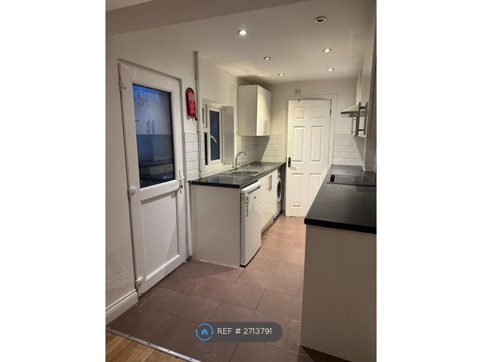 Property photo 1 of 11 Kitchen