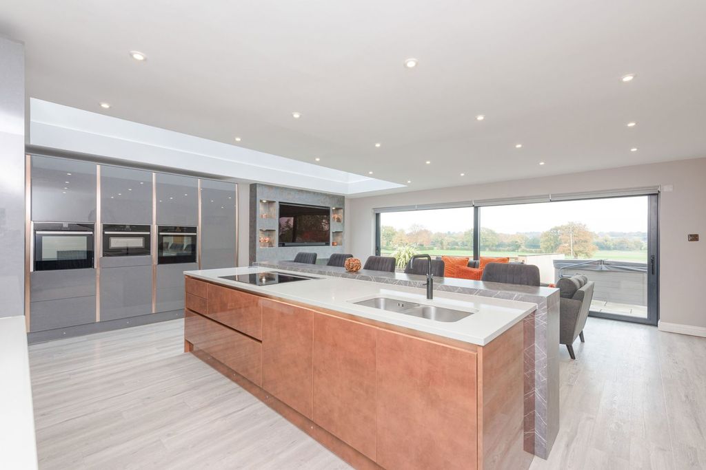 Property photo 2 of 31