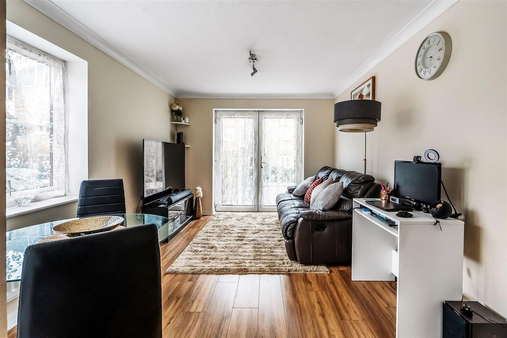 Property photo 2 of 12 18-Sevenoaks-Close-16.Jpg