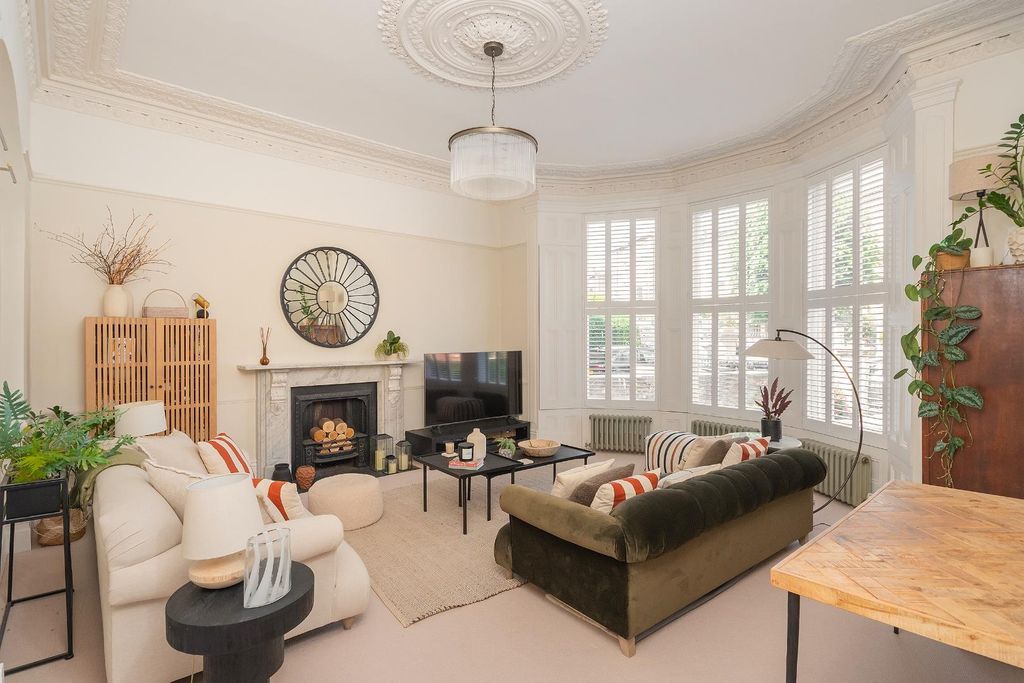 Property photo 3 of 25 F26Orcn - Living Room E.Jpg