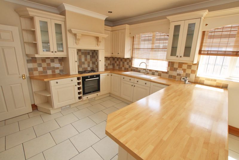 Property photo 3 of 17 Kitchen Area