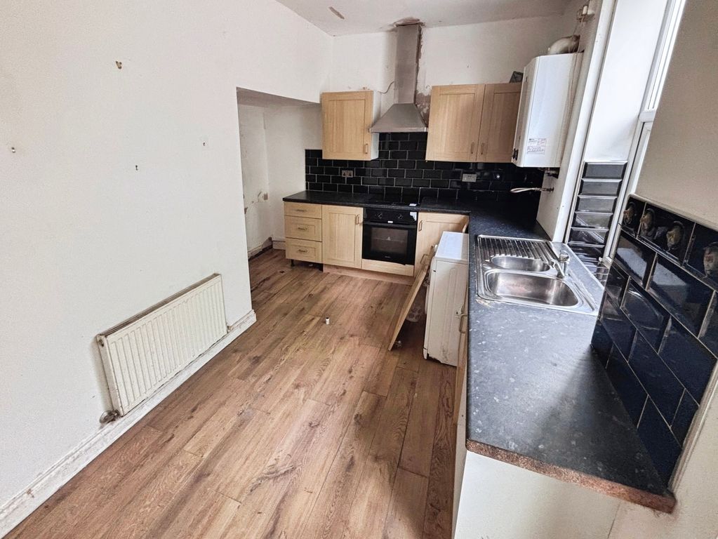 Property photo 3 of 7 Kitchen