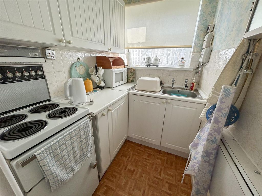 Property photo 3 of 9 Kitchen