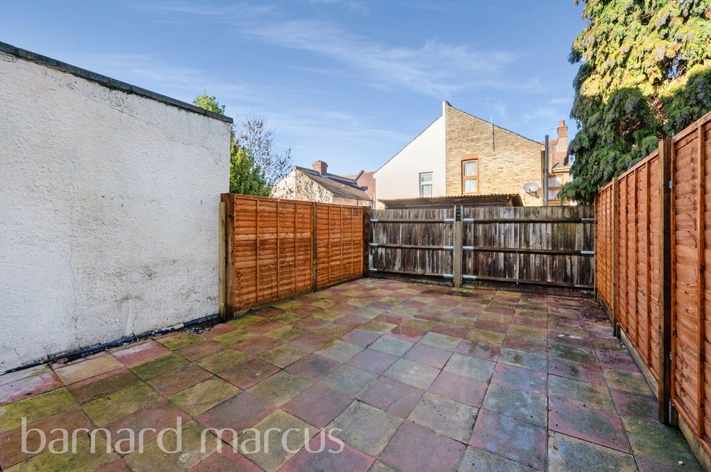 Property photo 3 of 8 Garden