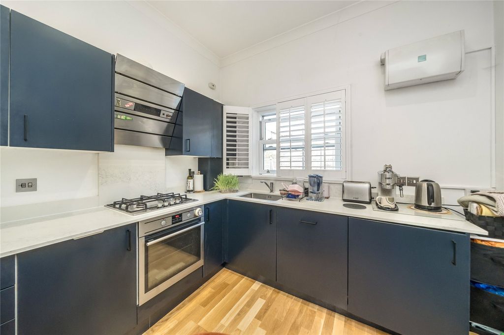 Property photo 3 of 10 Kitchen