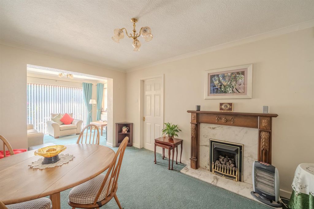 Property photo 3 of 22 5 Harlech Close-13.Jpg