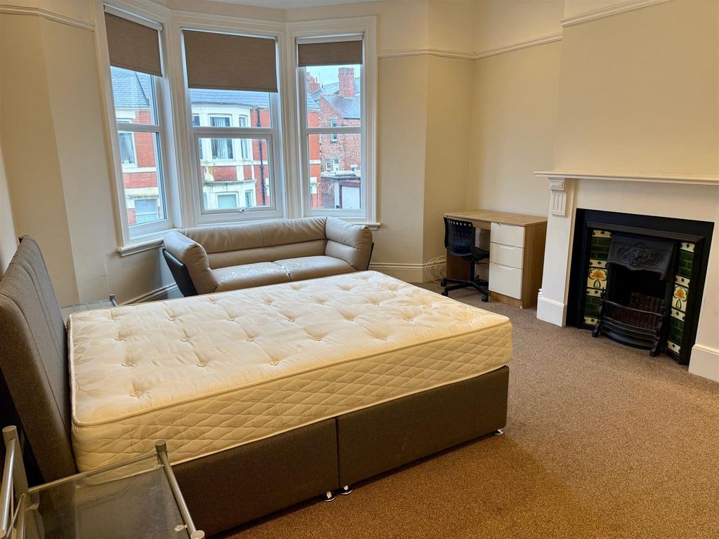 Property photo 2 of 10 Bed 1.Jpg