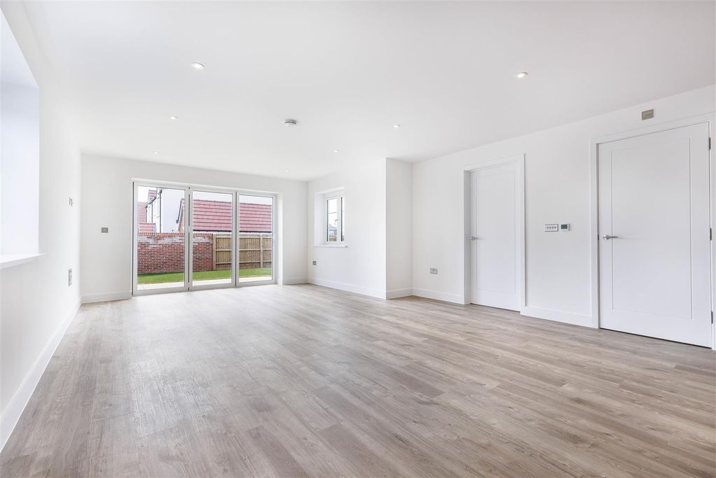 Property photo 2 of 27 825A8557-Hdr.Jpg