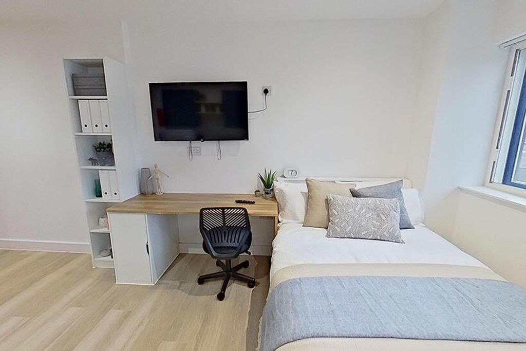 Property photo 3 of 8 Spacious Double Bedroom Featuring A Comfortable Be...