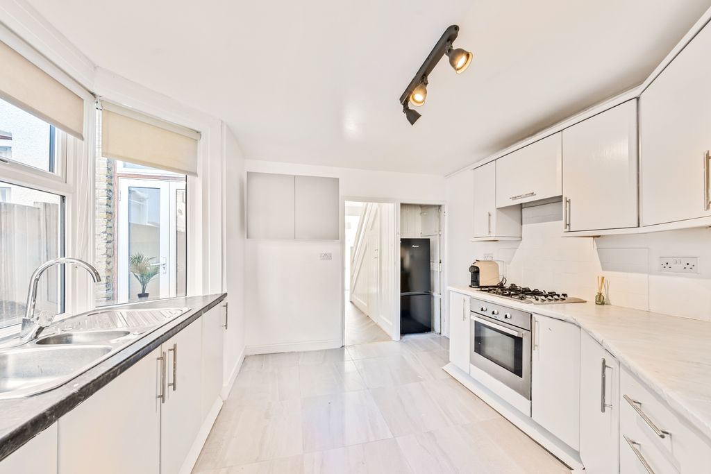 Property photo 3 of 17 Kitchen