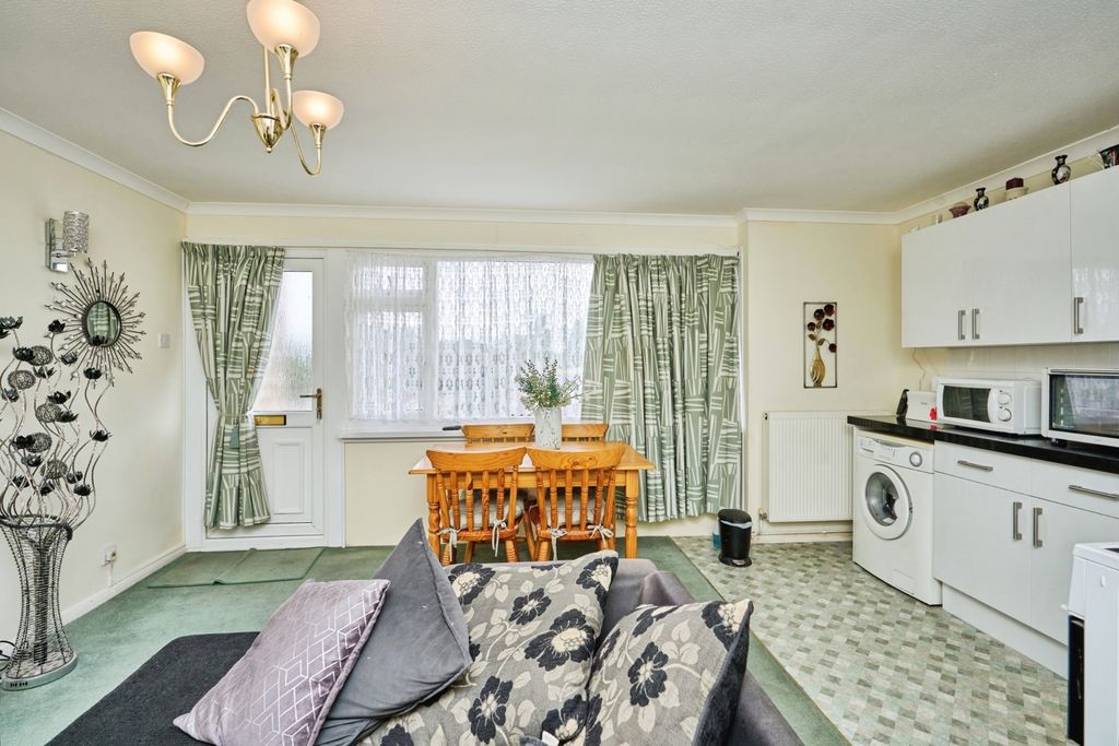 Property photo 2 of 11 Lounge