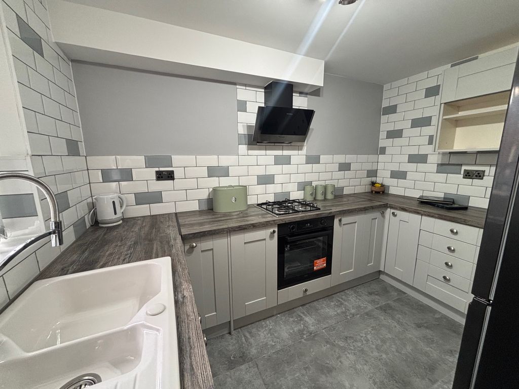 Property photo 3 of 12 Kitchen