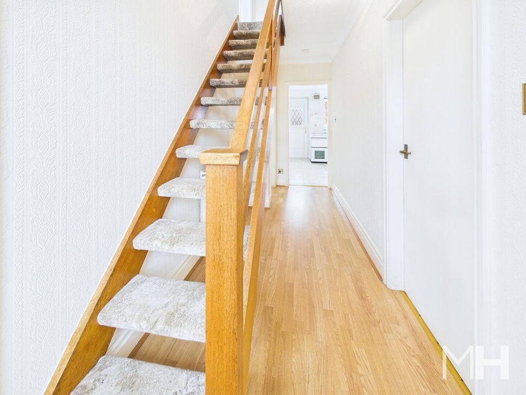 Property photo 2 of 17 Hallway