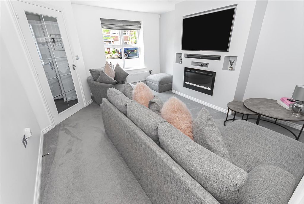 Property photo 3 of 28 Living Room