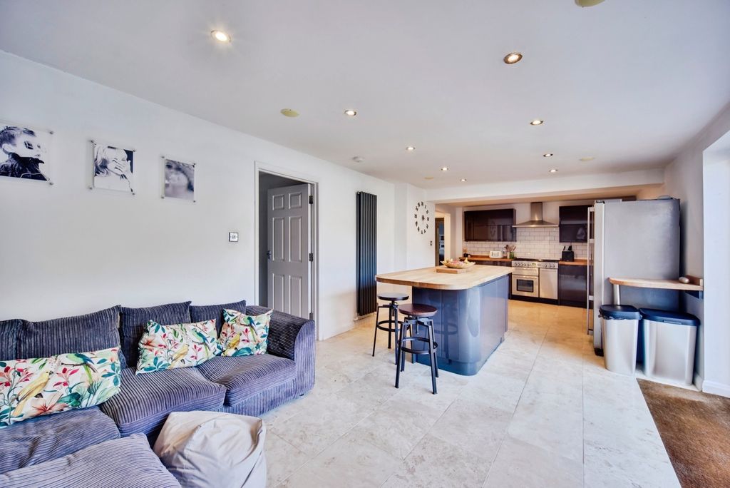Property photo 3 of 30 Pbox-Img.Jpg