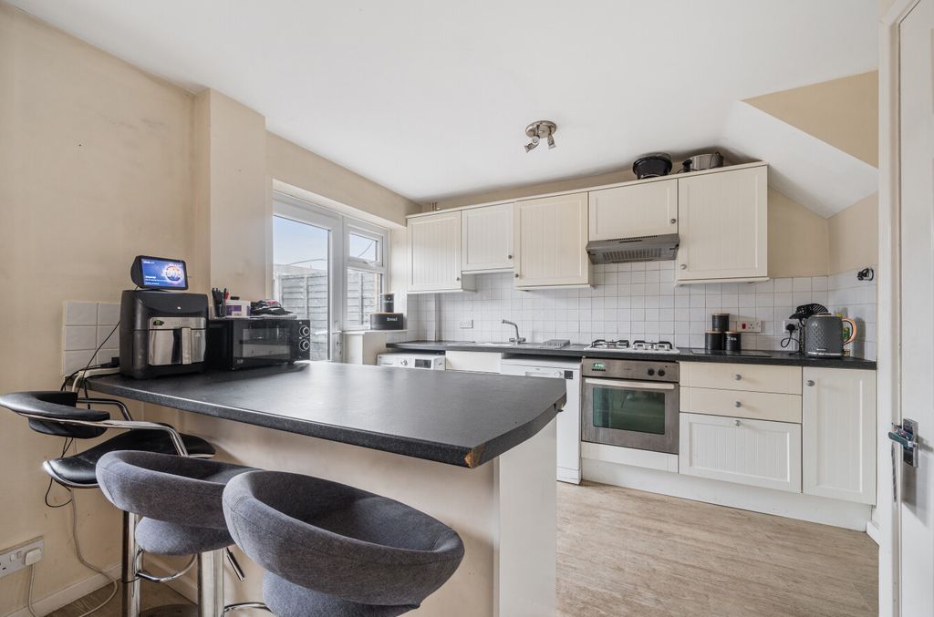 Property photo 3 of 9 1394914-18-694A6F...