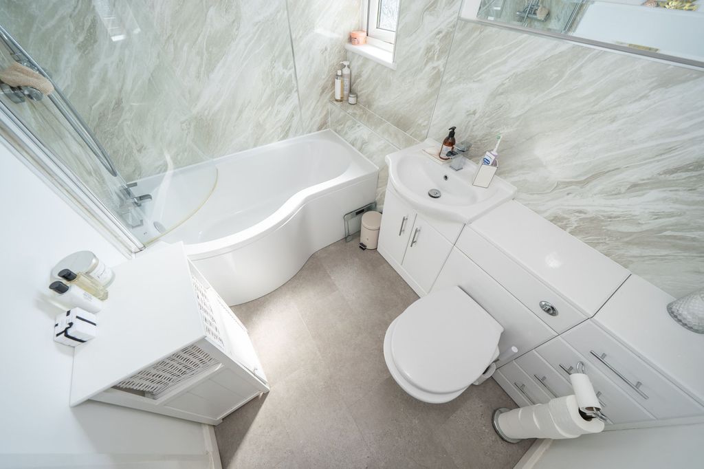 Property photo 3 of 28 Bathroom