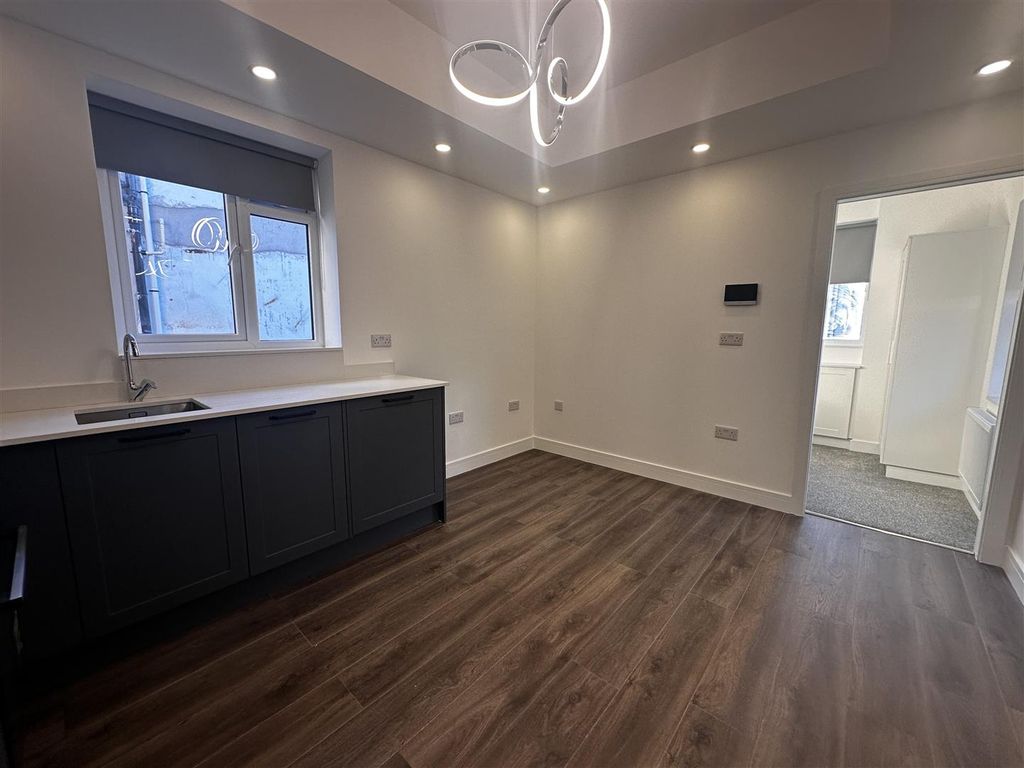 Property photo 2 of 6 Kitchen/Lounge