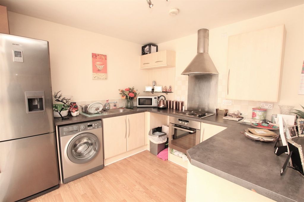 Property photo 3 of 11 Kitchen