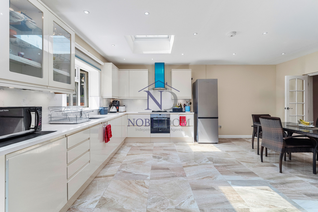 Property photo 1 of 11 3 Bedroom 2 Bathroom Semi-Detached House In Hounslow