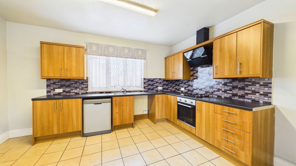 Property photo 2 of 13 Cam02351G0-Pr0120-Still018