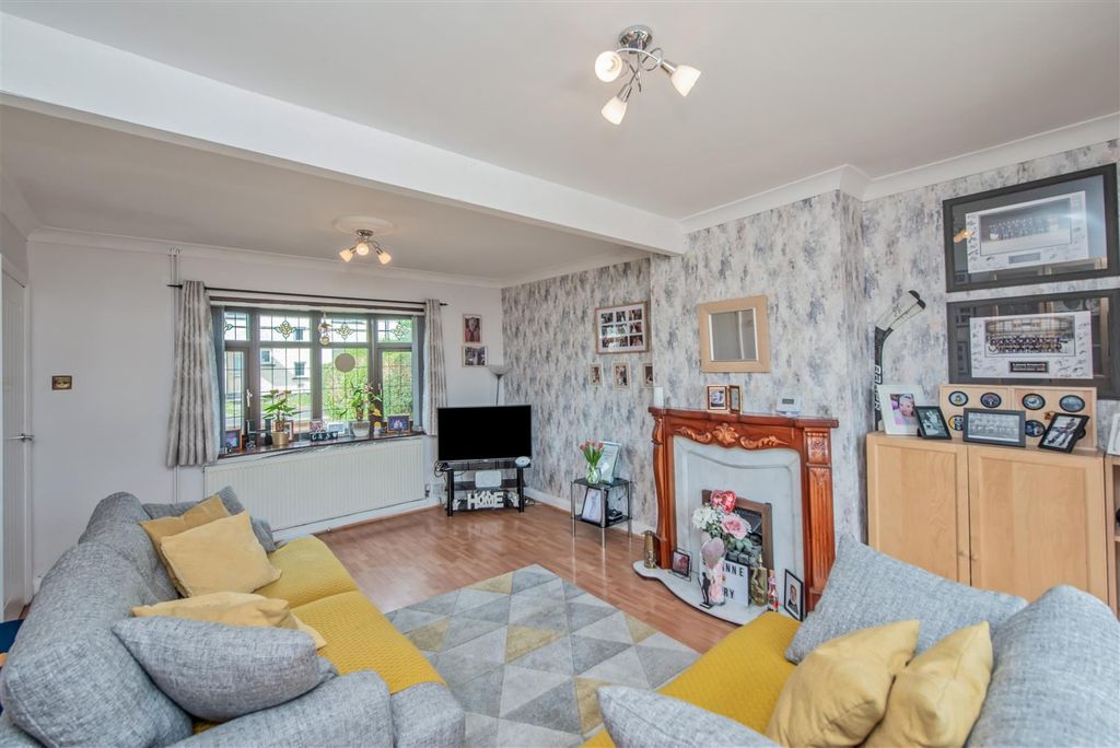 Property photo 2 of 20 Living Room: