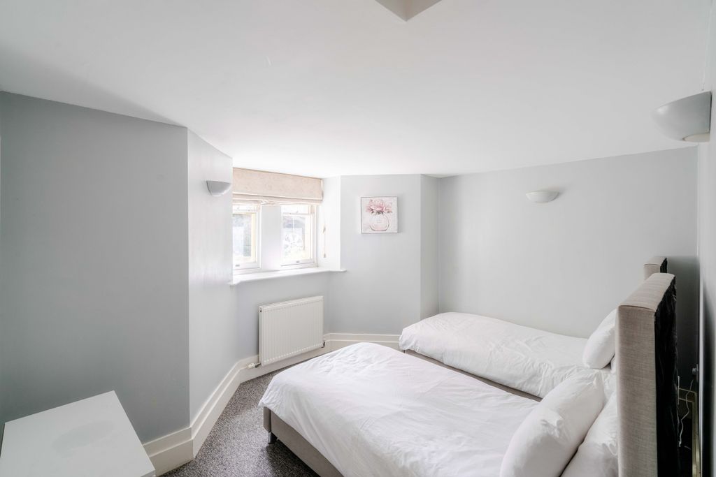 Property photo 3 of 14 6