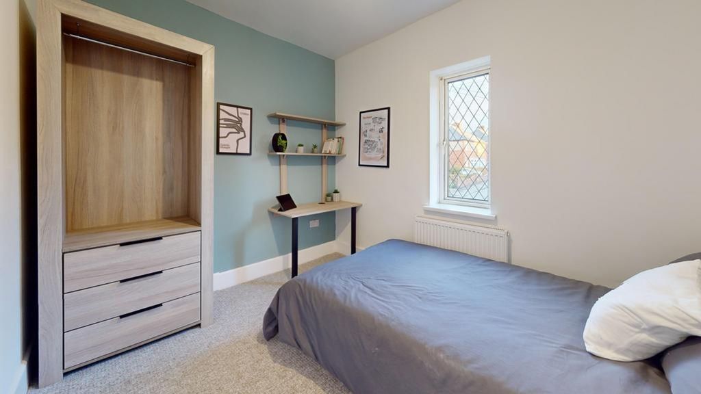 Property photo 1 of 16 A Bright And Tidy Double Bedroom Featuring A Fitte...