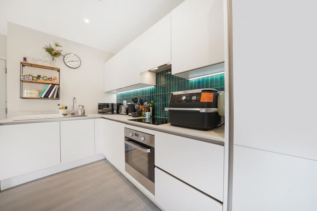 Property photo 3 of 17 Kitchen