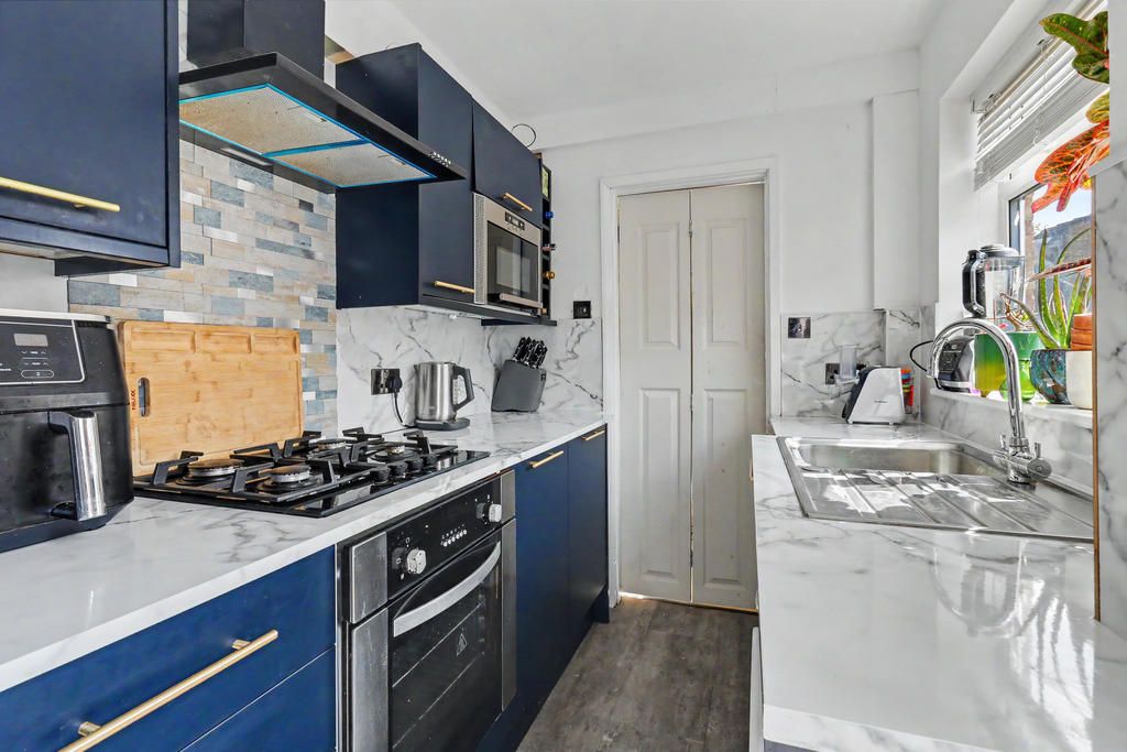 Property photo 2 of 11 Modern Kitchen