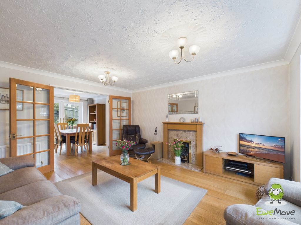 Property photo 3 of 32 Ewemove Estate Agents Basingstoke - Wood Close - L