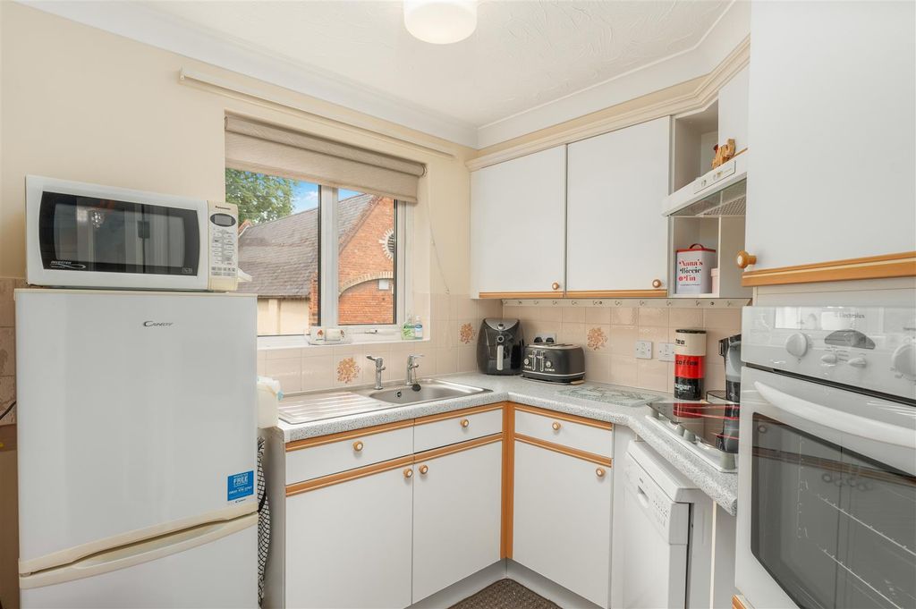 Property photo 3 of 14 37 Spencer Court, Banbury-10.Jpg