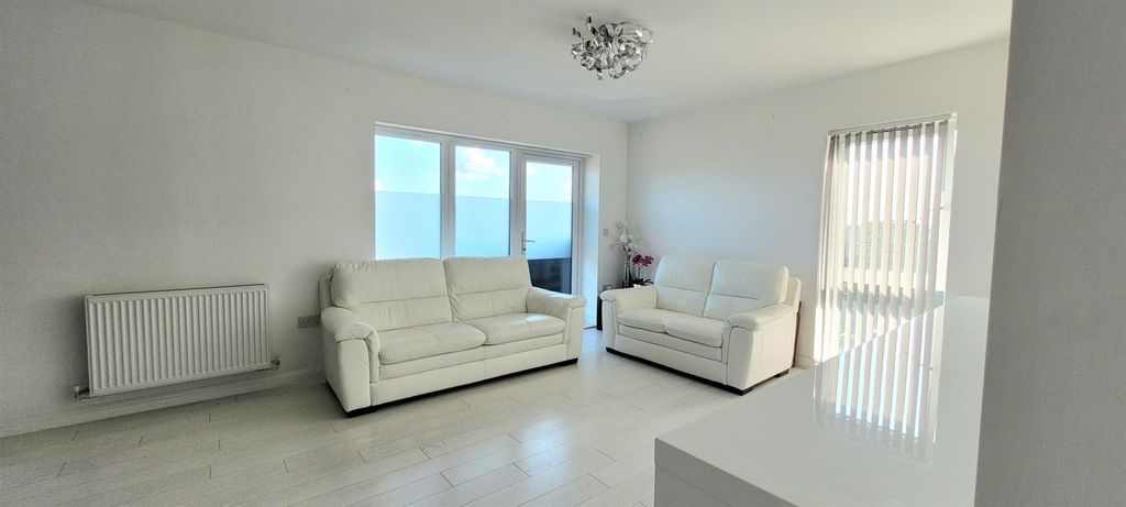 Property photo 2 of 14 Lounge