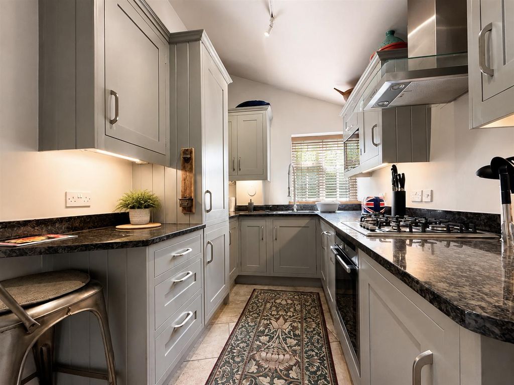 Property photo 2 of 9 Kitchen