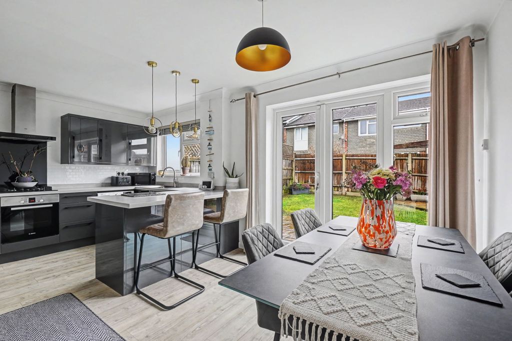 Property photo 2 of 33