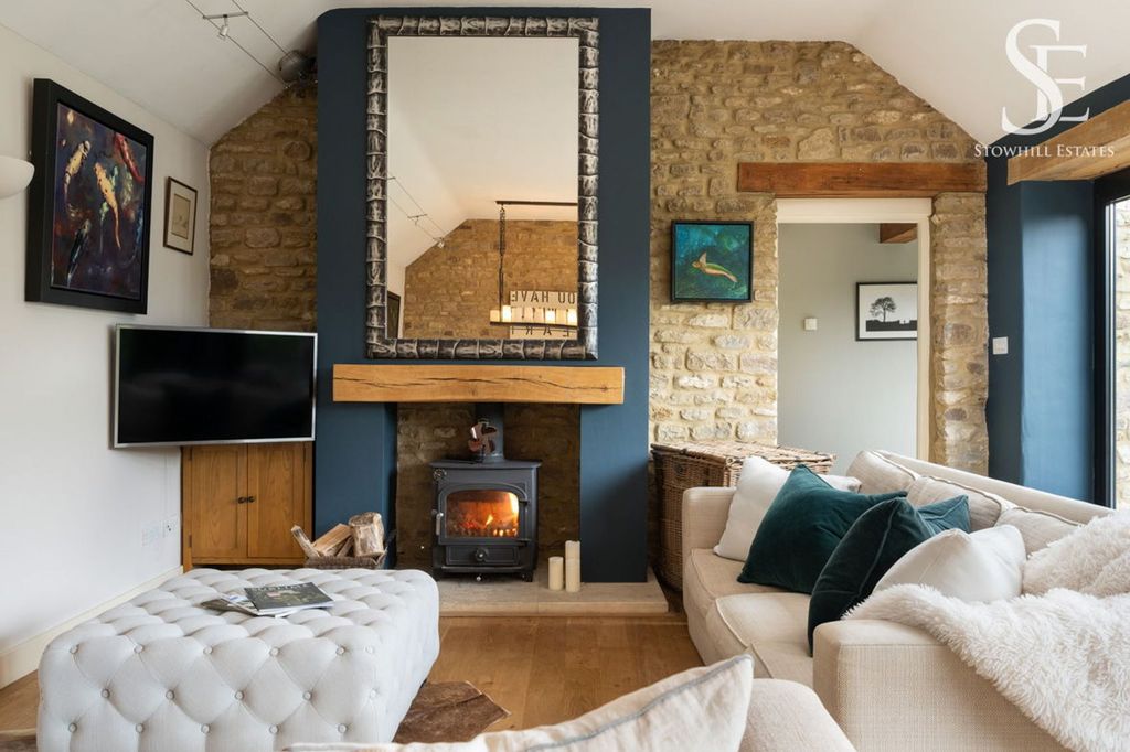 Property photo 2 of 19 Living Room