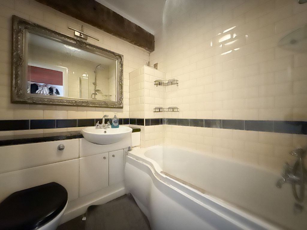 Property photo 3 of 9 Bathroom