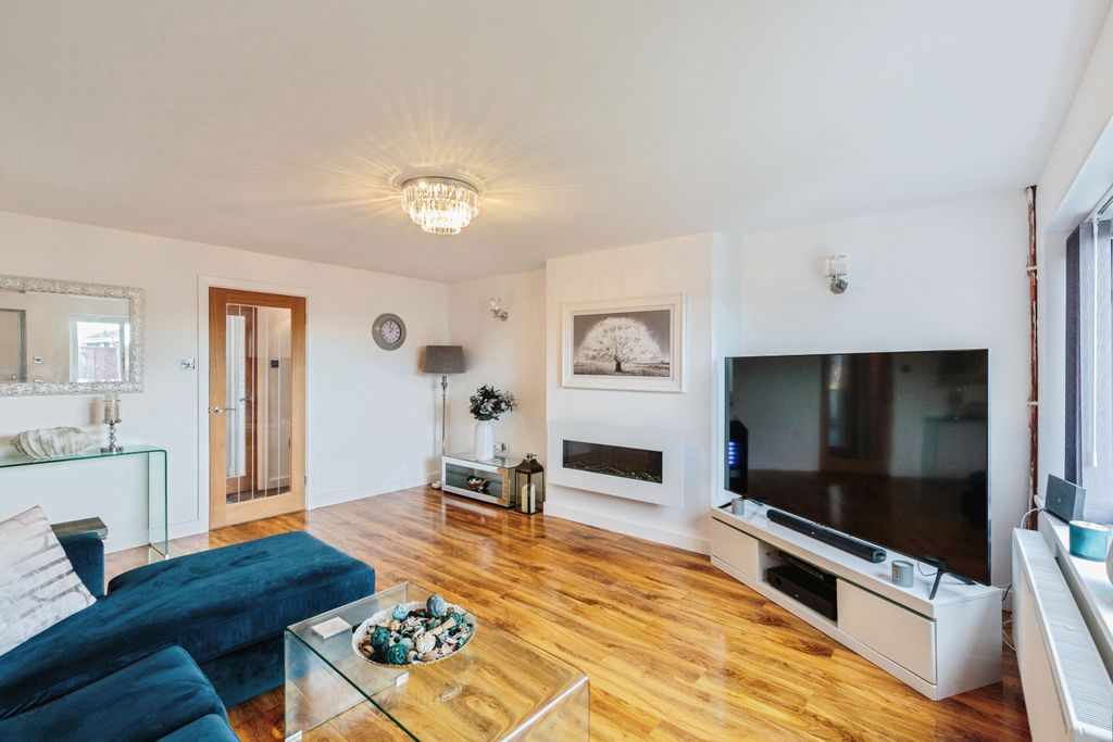 Property photo 1 of 16 Lounge