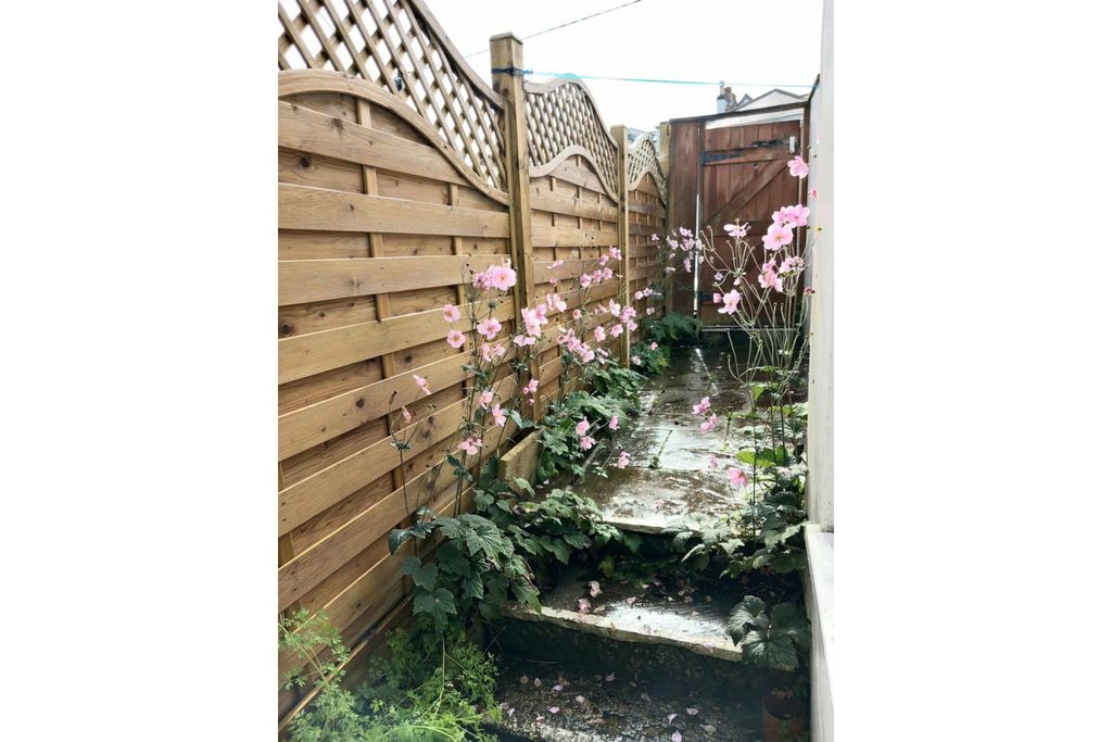 Property photo 3 of 20 Side Garden