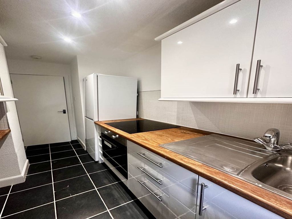 Property photo 3 of 8 Kitchen