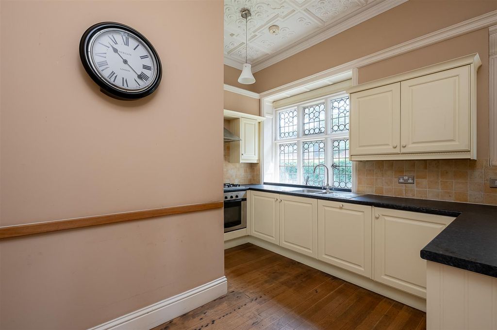 Property photo 3 of 11 Kitchen