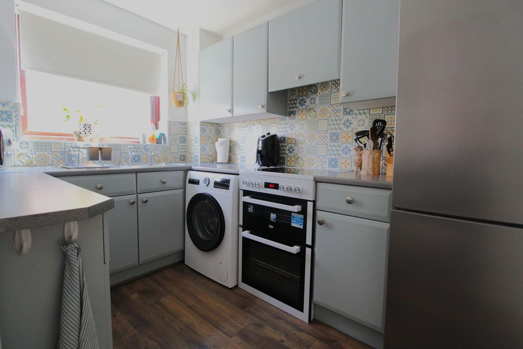 Property photo 3 of 7 Kitchen