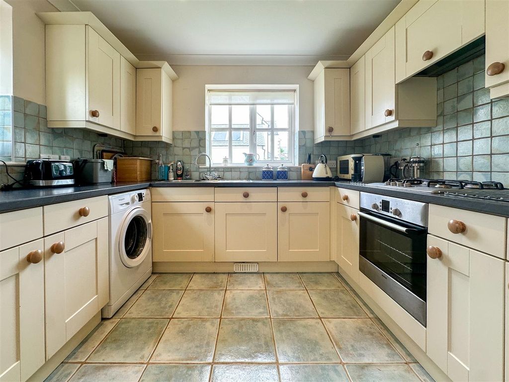 Property photo 2 of 28